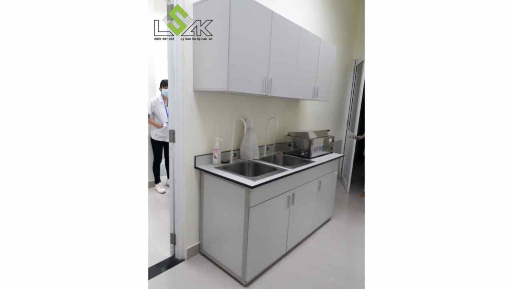 bàn thí nghiệm áp tường bệnh viện có bồn rửa