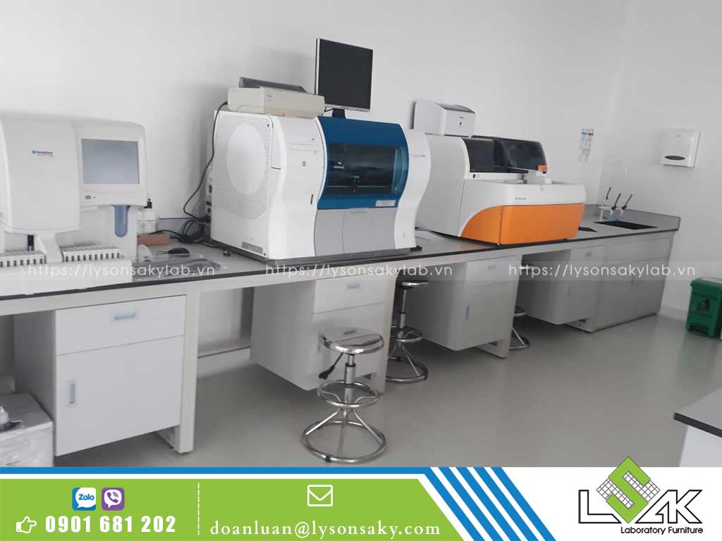 bàn thí nghiệm áp tường bệnh viện