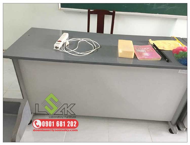 Bàn thí nghiệm giáo viên vật lý