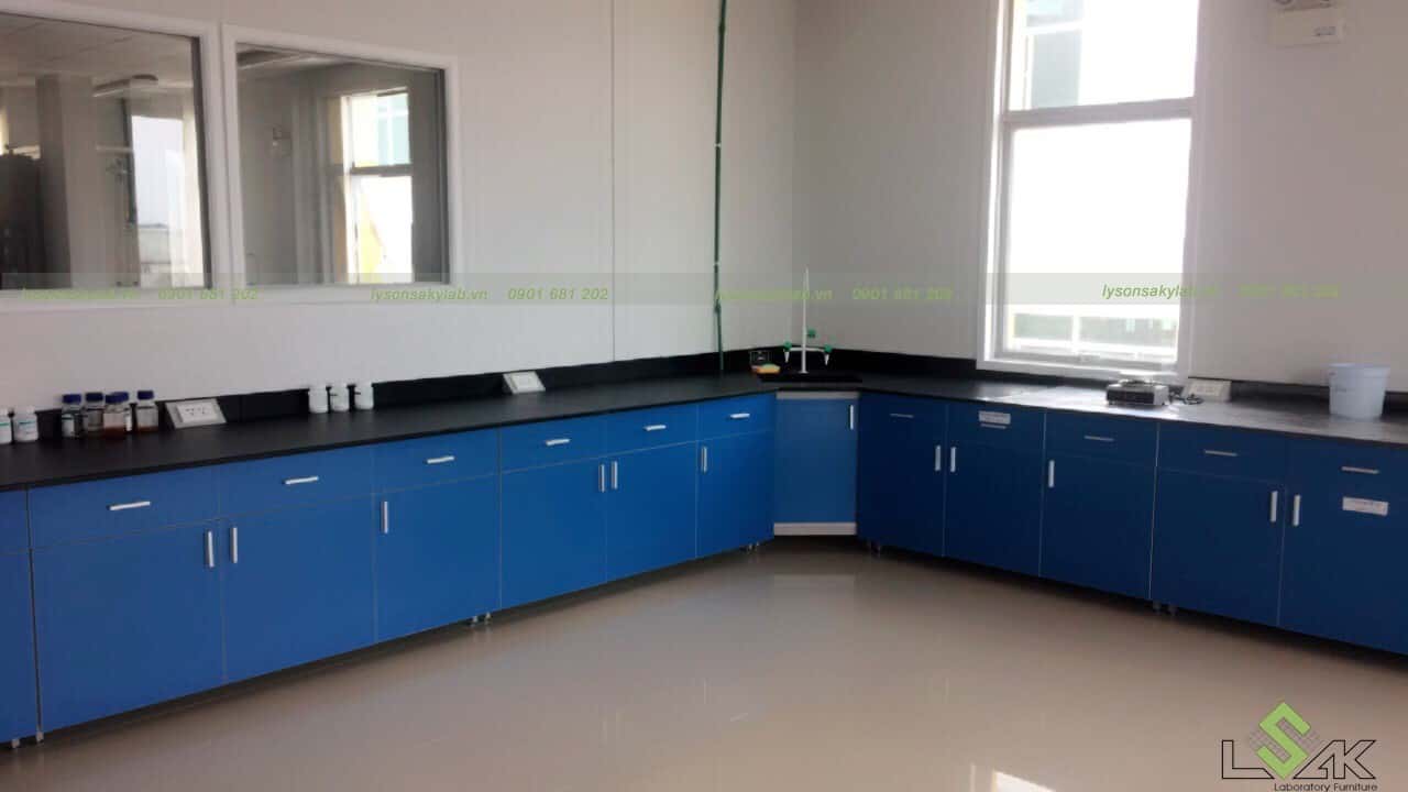 bàn thí nghiệm hình chữ L hộc tủ kín