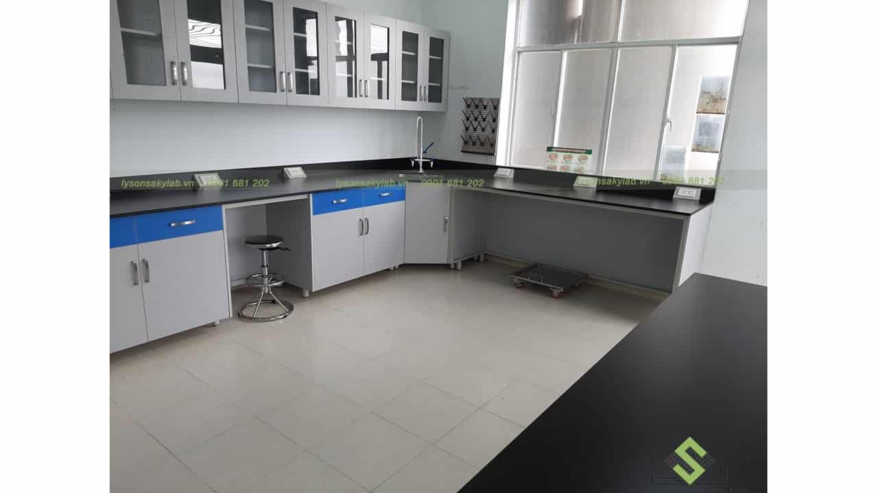 Bàn thí nghiệm chữ L có chậu rửa ở góc L