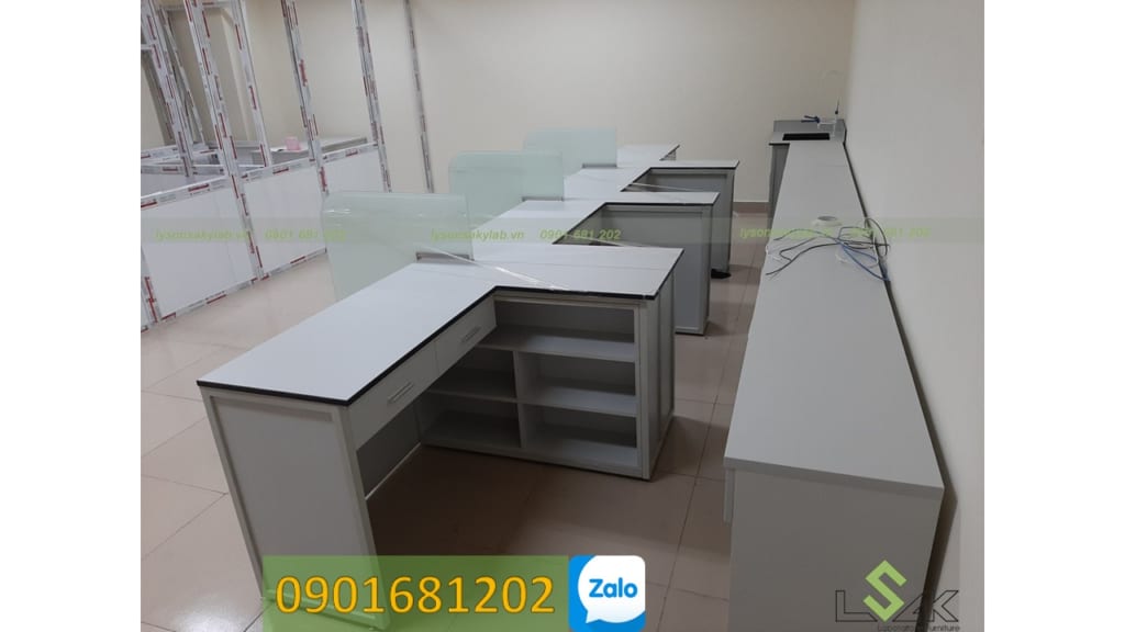 Bàn lấy máu có ngăn kéo, các tầng kệ để vật tư, vách ngăn trên bàn