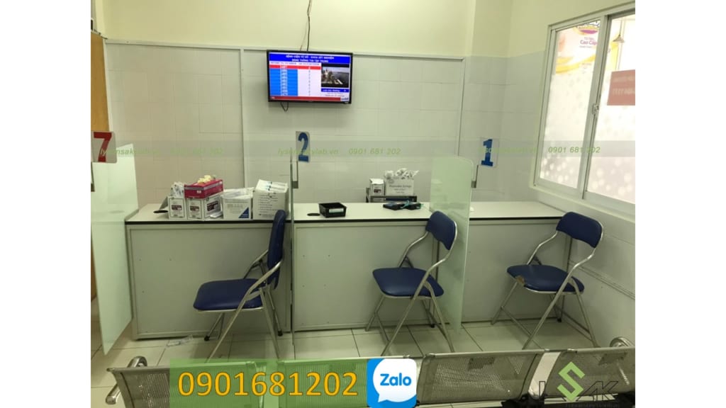 Bàn lấy mẫu máu với vách kính ngăn mỗi vị trí theo tiêu chuẩn ISO
