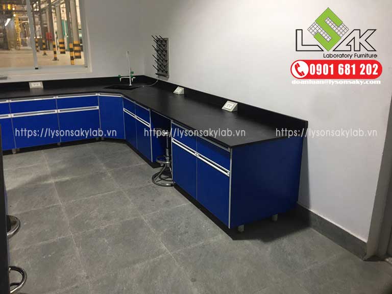 bàn thí nghiệm áp tường