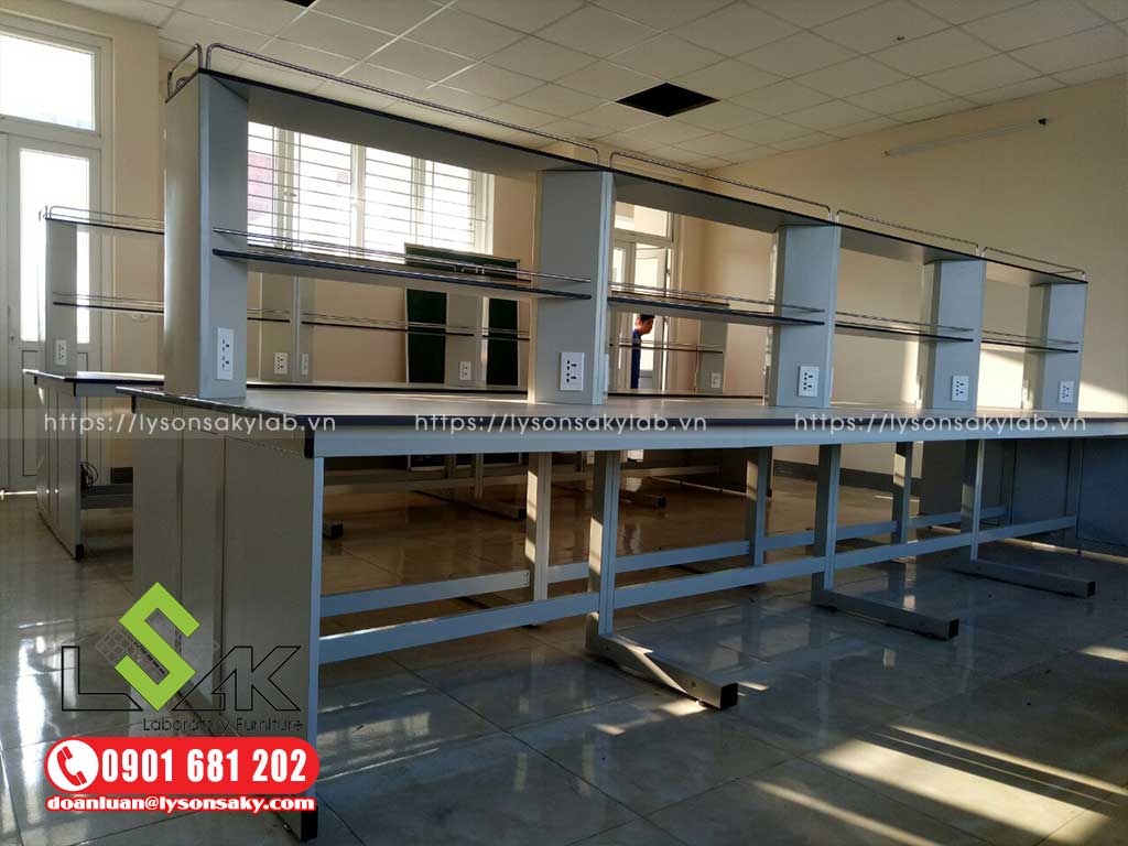 Bàn thí nghiệm trung tâm cho học sinh- Trường Chất lượng Cao Phượng Hoàng