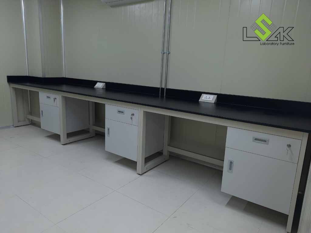 Bàn thí nghiệm áp tường