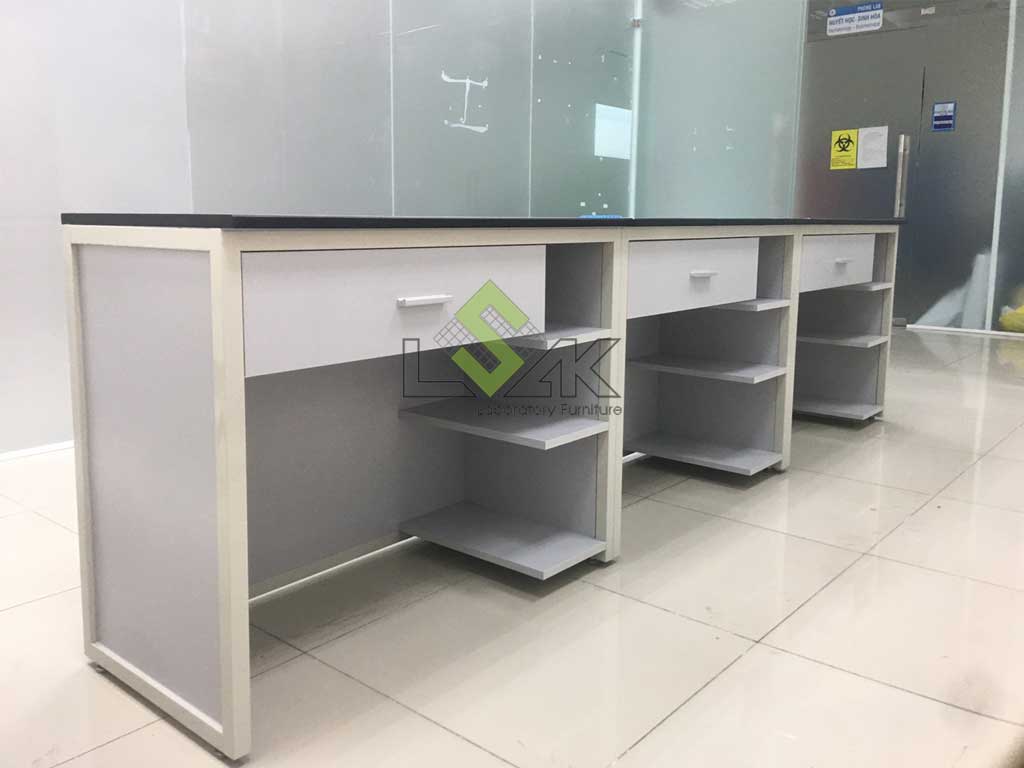 Bàn lấy mẫu máu xét nghiệm phòng khám đa khoa