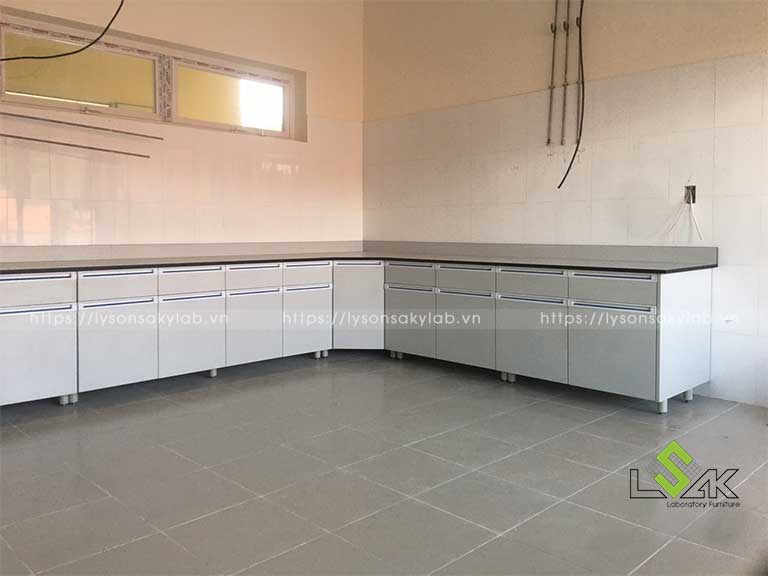 Bàn thí nghiệm áp tường