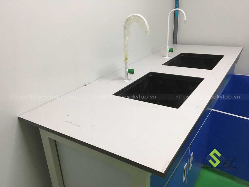 Bàn thí nghiệm áp tường có bồn rửa