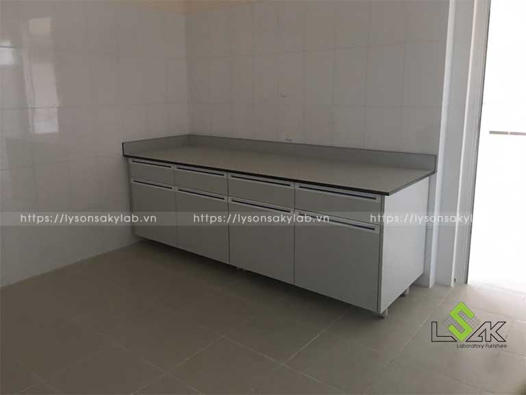 Bàn thí nghiệm áp tường