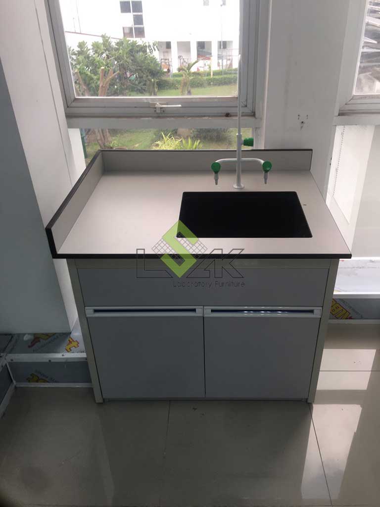 bàn thí nghiệm có bồn rửa
