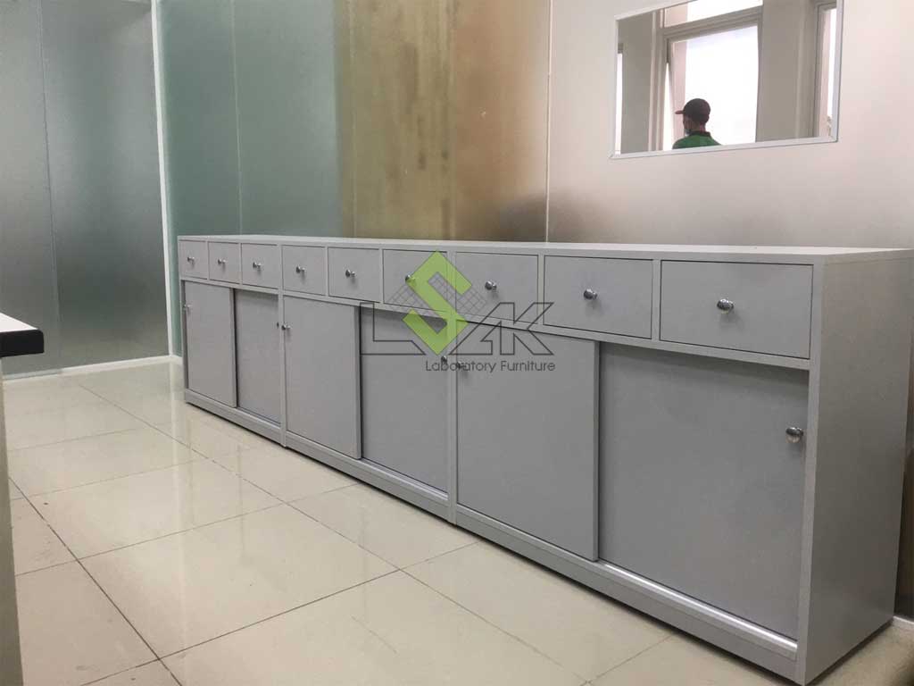 Bàn lấy mẫu máu xét nghiệm phòng khám đa khoa