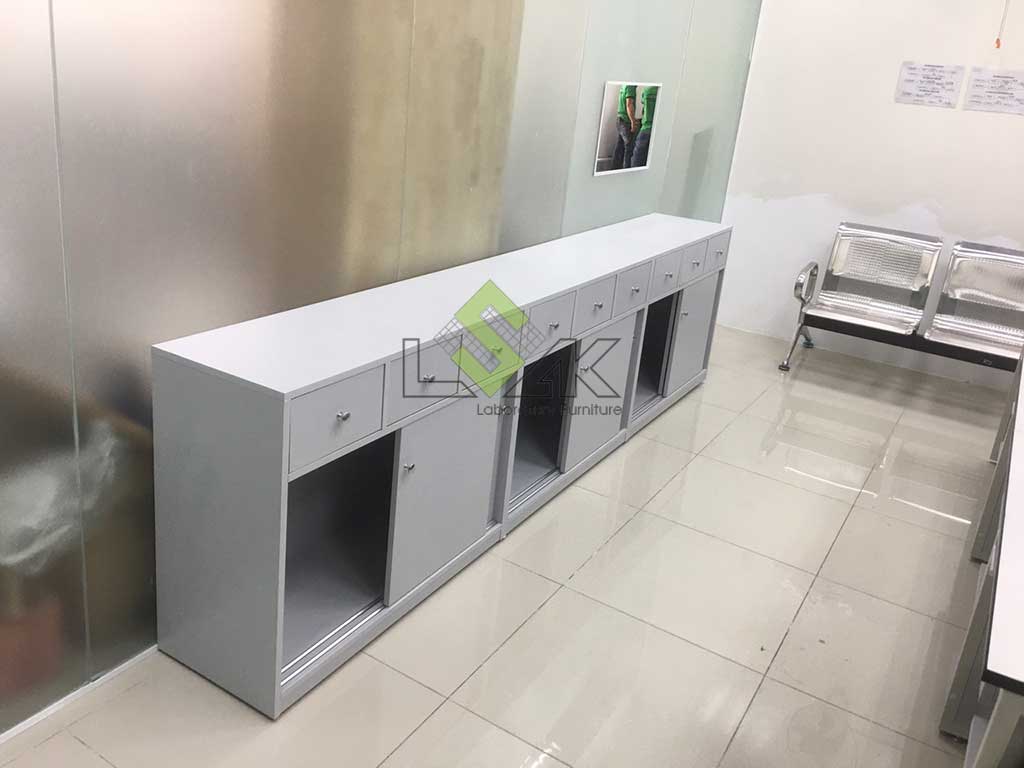 Bàn lấy mẫu máu xét nghiệm phòng khám đa khoa