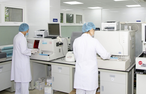 Đội ngũ kỹ thuật viên làm việc tại khoa Huyết học, Bệnh viện Thống Nhất.