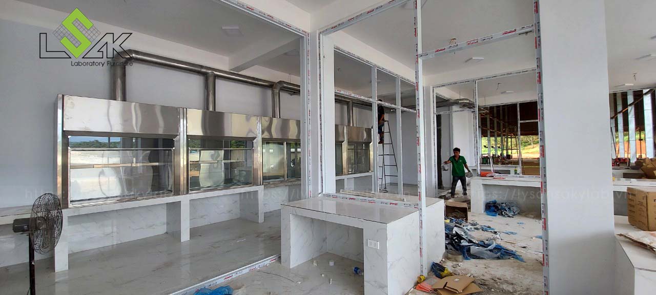 Thi công lắp đặt đường ống tủ hút khí độc