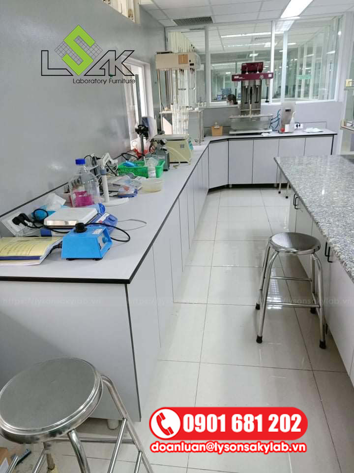 Bàn thí nghiệm chữ L, hộc tủ tay nắm vát cạnh.
