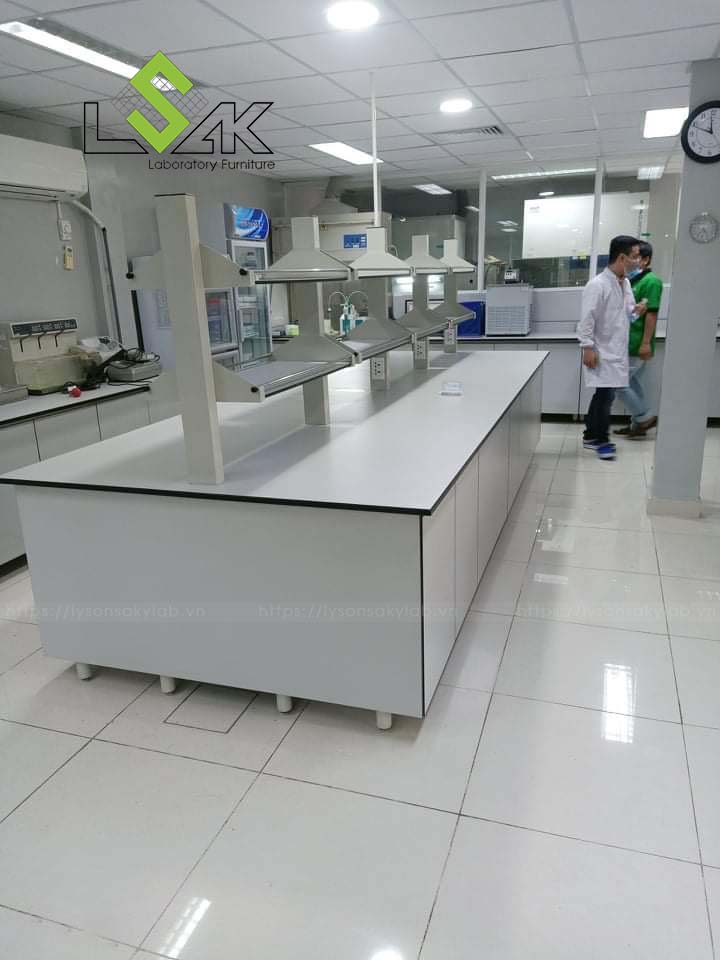 Bàn thí nghiệm trung tâm có kệ phòng lab nhà máy dược phẩm