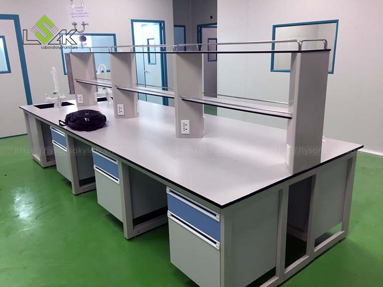 Bàn thí nghiệm trung tâm có kệ hóa chất 2 tầng