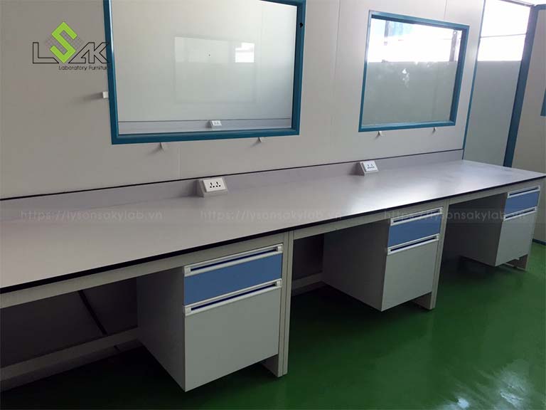 Dãy bàn thí nghiệm áp tường hộc tủ treo