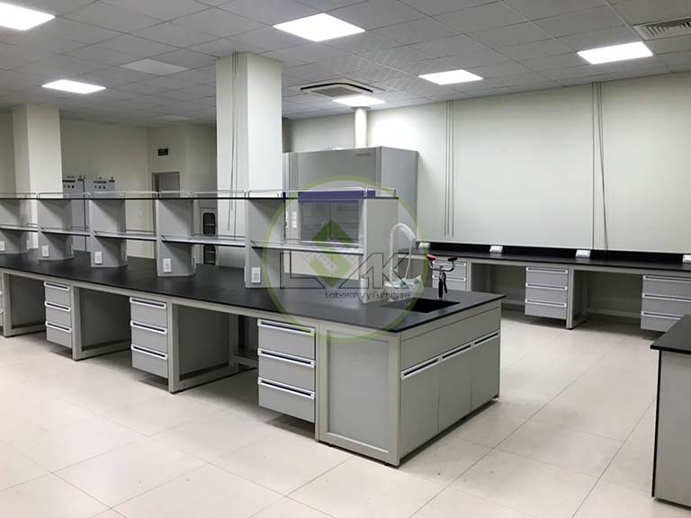 Bàn thí nghiệm trung tâm có kệ hóa chất 2 tầng phòng thí nghiệm nhà máy sản xuất dầu nhớt Công ty Maxihub