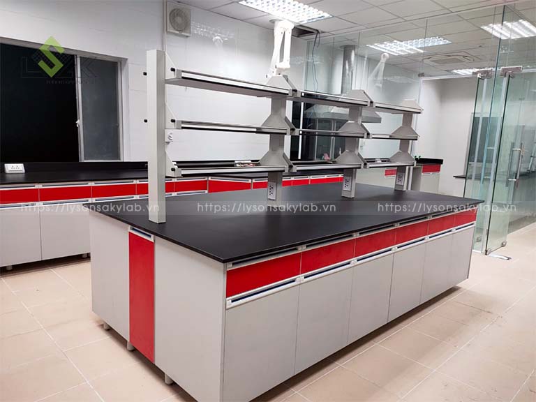 Bàn thí nghiệm trung tâm có kệ phòng lab nhà máy dầu nhớt và hóa chất Việt Nam Vilube