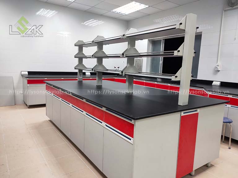Bàn thí nghiệm trung tâm có kệ phòng lab nhà máy dầu nhớt và hóa chất Việt Nam Vilube