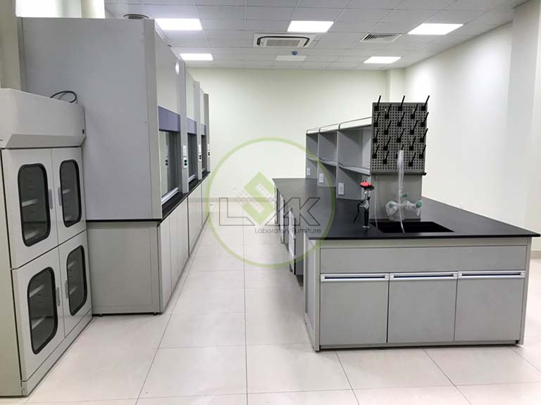Laboratory central bench with sink