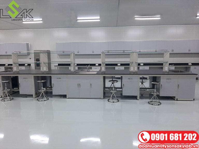 Bàn thí nghiệm có kệ đựng hóa chất 2 tầng và ghế inox