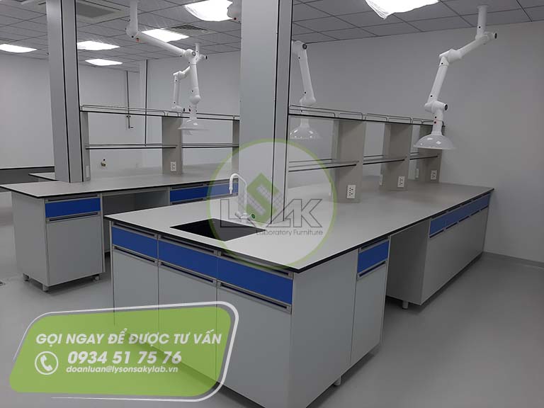 Bàn thí nghiệm trung tâm có kệ nhà máy sản xuất sơn Công ty AkzoNobel