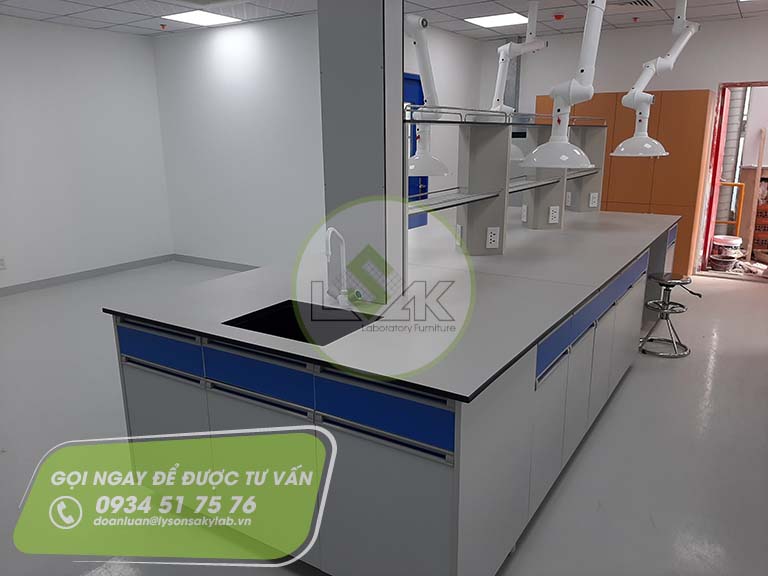 Bàn thí nghiệm trung tâm có bồn rửa nhà máy sản xuất sơn Công ty AkzoNobel