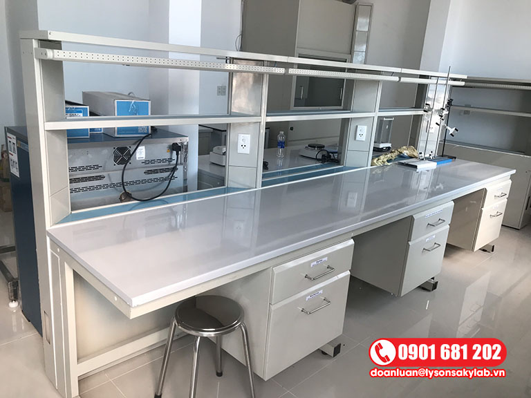 Bàn thí nghiệm hộc tủ thép có kệ để dụng cụ cho các phòng nghiên cứu, phòng thí nghiệm, phòng lab lĩnh vực thực phẩm.