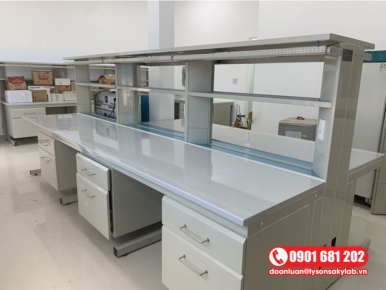 Bàn thí nghiệm hộc tủ thép có kệ để dụng cụ phòng lab sản xuất lĩnh vực bánh kẹo