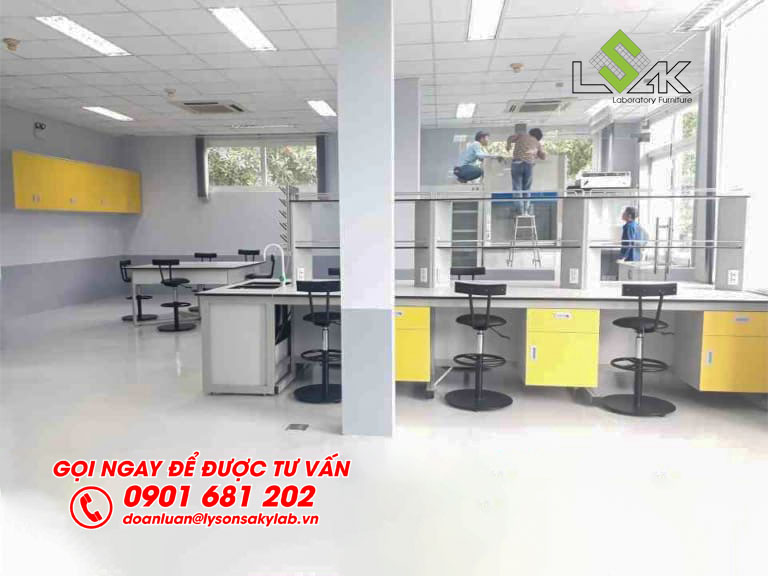 Kỹ thuật viên đang lắp đặt tủ hút khí độc phòng thí nghiệm