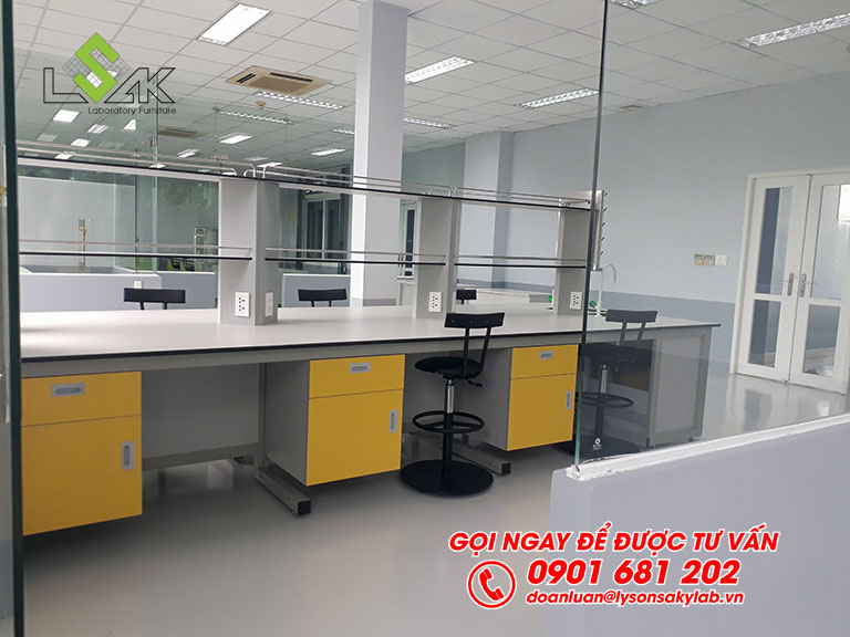 Bàn thí nghiệm trung tâm khung thép hộc tủ treo nội thất phòng lab Trung tâm nghiên cứu và Phát triển Nông nghiệp Công nghệ cao TP HCM