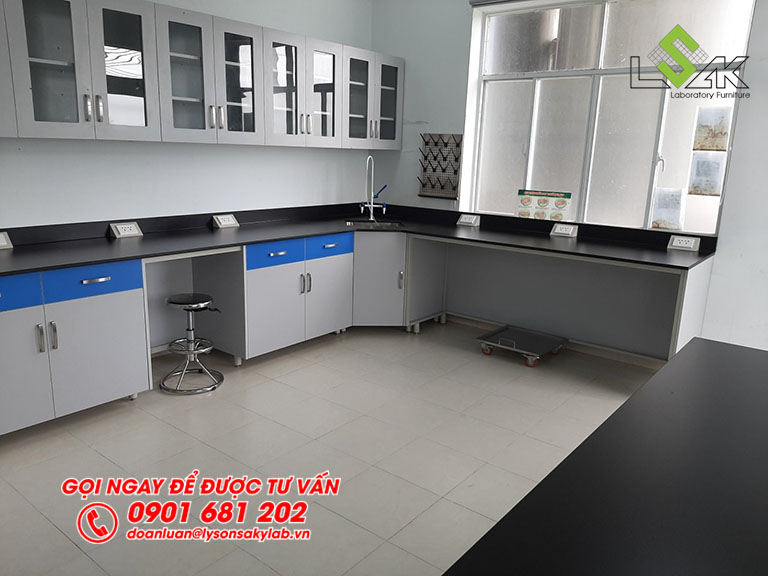 Bàn thí nghiệm phòng lab Trang trại bò sữa Vinamilk Tây Ninh