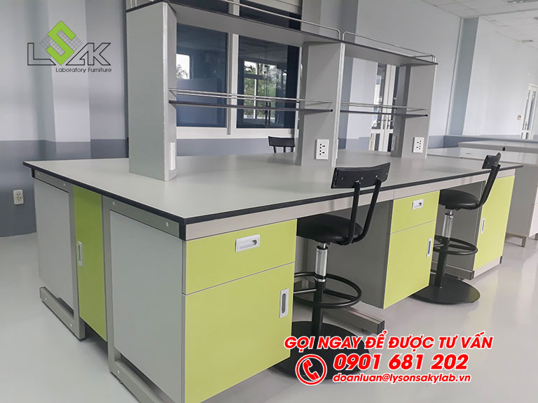 Bàn thí nghiệm trung tâm khung thép có kệ để dụng cụ