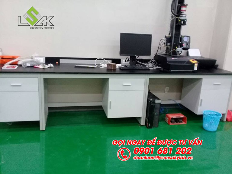 Bàn thí nghiệm áp tường đặt máy nội thất phòng QC nhà máy Kolon Industries Việt Nam