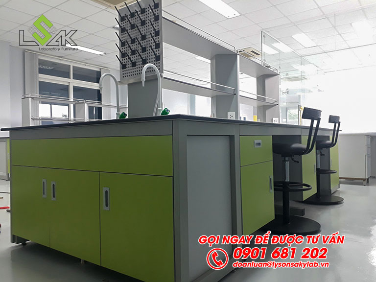Bàn thí nghiệm trung tâm có kệ 2 tầng