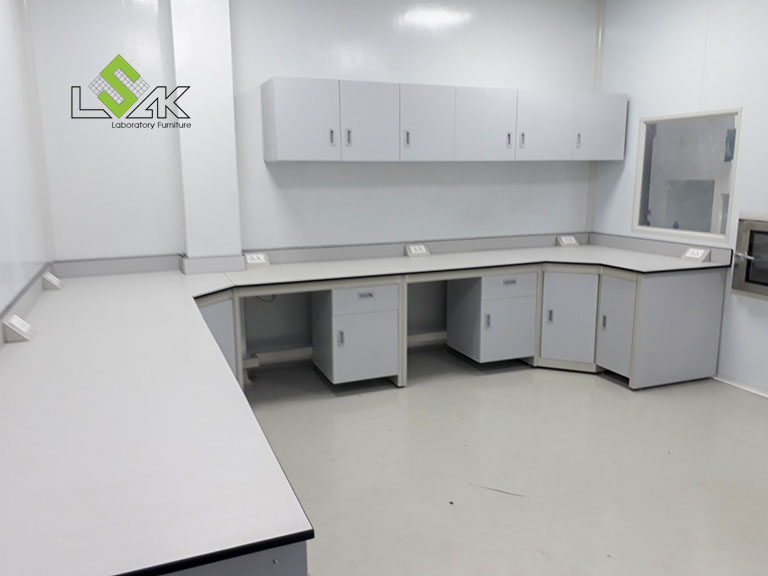 Bàn thí nghiệm áp tường nội thất phòng thí nghiệm Công ty Dược phẩm Nam Việt
