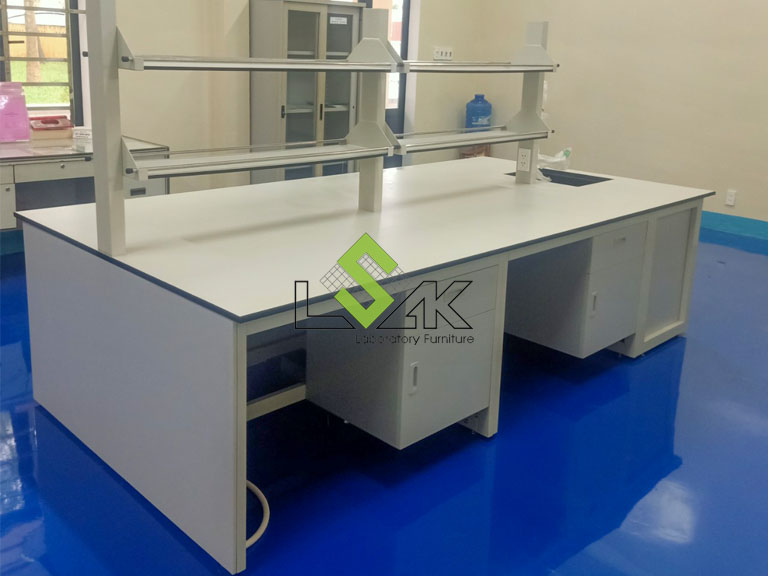 Bàn thí nghiệm trung tâm có bồn rửa nội thất phòng thí nghiệm Trung tâm Kiểm định đạn dược T263