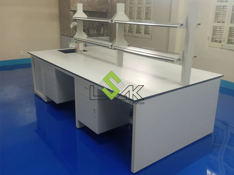 Bàn thí nghiệm trung tâm có kệ 2 tầng nội thất phòng thí nghiệm Trung tâm Kiểm định đạn dược T263