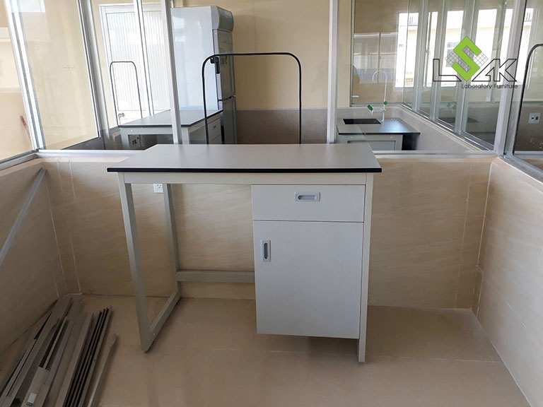 Bàn thí nghiệm đơn khung thép nội thất phòng thí nghiệm Công ty Thủy Sản Việt Úc - Bạc Liêu