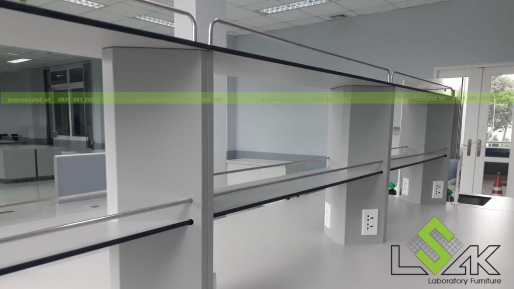 Bàn thí nghiệm trung tâm có kệ phòng thí nghiệm