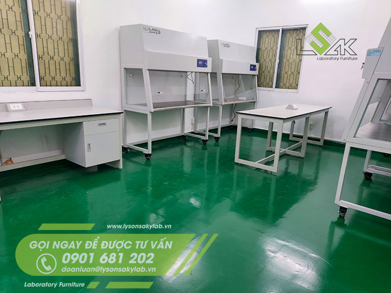 Bàn thí nghiệm khung thép nội thất phòng lab Công ty Brilitas Pharmaceuticals