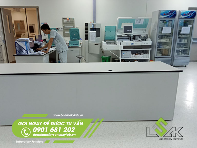 Bàn đặt thiết bị xét nghiệm sinh hóa tự động nội thất Khoa xét nghiệm Bệnh viện Quốc tế Mỹ AIH