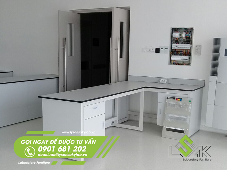 Bàn đặt thiết bị xét nghiệm sinh hóa tự động nội thất Khoa xét nghiệm Bệnh viện Quốc tế Mỹ AIH