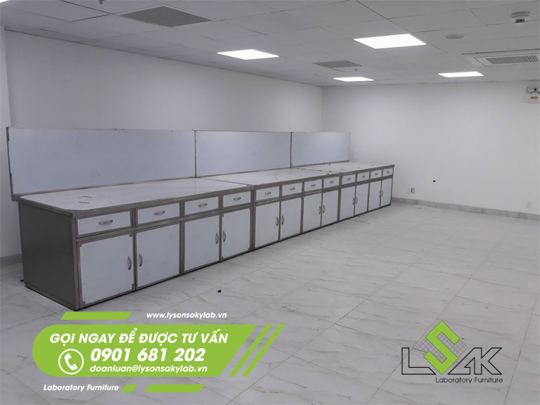 Bàn thí nghiệm inox nội thất phòng kiểm màu sợi chỉ American & Efird Việt Nam