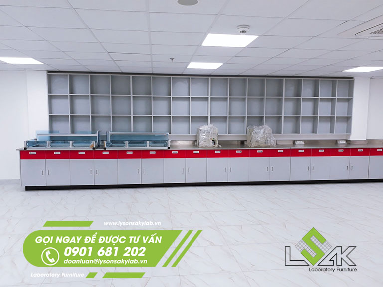 Bàn thí nghiệm áp tường có kệ lưu mẫu treo tường nội thất phòng kiểm màu sợi chỉ American & Efird Việt Nam