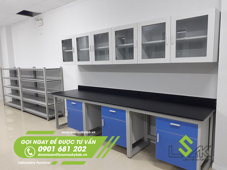 Tủ treo tường nội thất phòng lab trung tâm R&D Nanpao Material Việt Nam