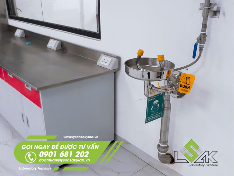 Bồn rửa mắt khẩn cấp gắn tường nội thất phòng kiểm màu sợi chỉ American & Efird Việt Nam